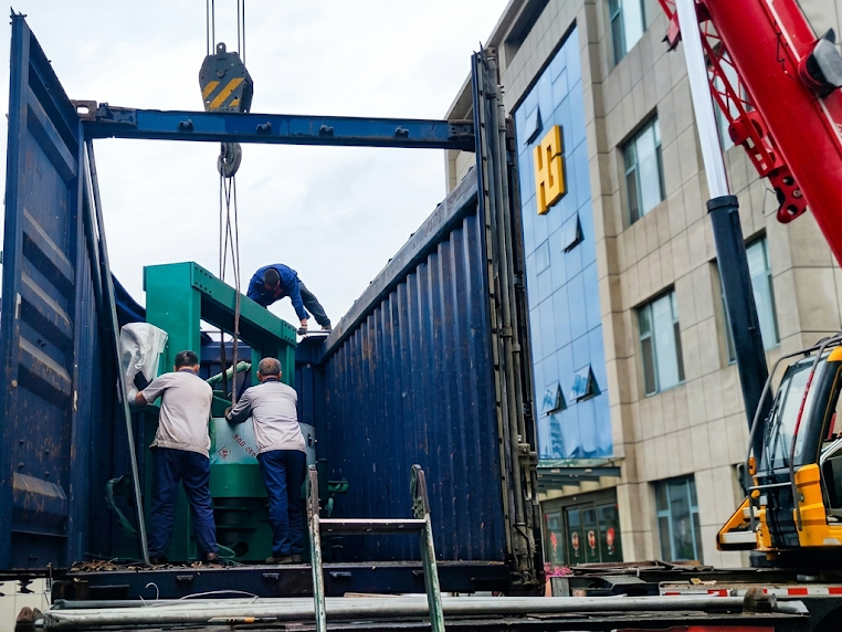 Loading truck tire vulcanizing machine into container for UAE export.jpg Loading truck tire vulcanizing machine into container for UAE export.jpg